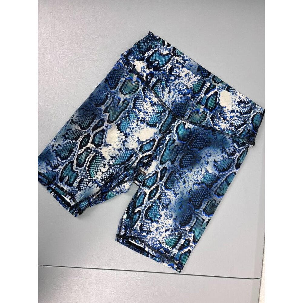 Dona‎ Jo women's 1.5 medium blue python prism mid rise athletic bike shorts